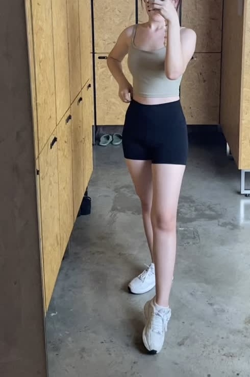 淫騷小母狗發情求調教~主人快來狠狠意淫母狗的騷穴嗚嗚嗚_網愛聊聊性事