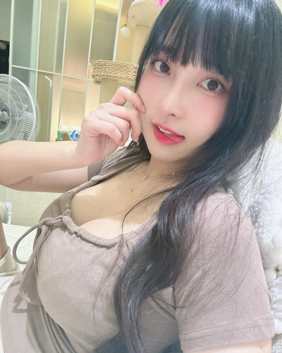 大奶妹 胸前兩個豐滿的排球 讓人想上前狠狠捏一把🤩 高潮的時候_北部茶訊/樓鳳